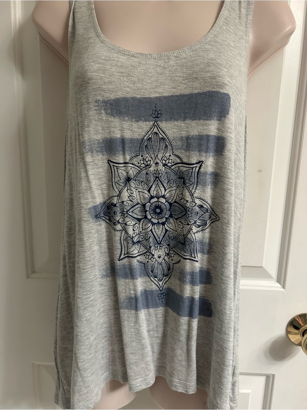 Women’s Gaiam Sleeveless Gray Graphic Tank Top - Picture 4 of 11
